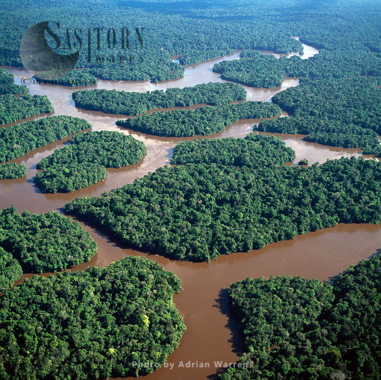 Lower Mazaruni River with islands of tropical rain forest, Hororabo, near Bartica, Guyana