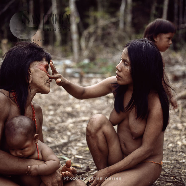 Waorani Indians : Use of ACHIOTE for face decoration, Rio Cononaco, Ecuador, 1983