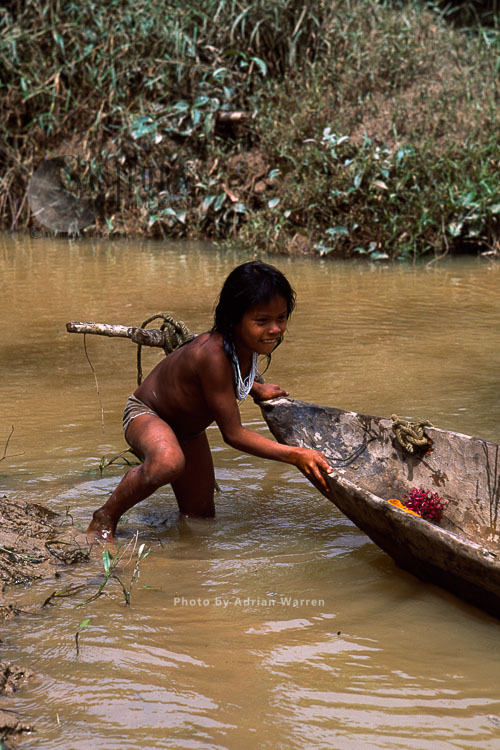 Waorani Indians, girl mooring boat, Rio Cononaco, Ecuador, 1993