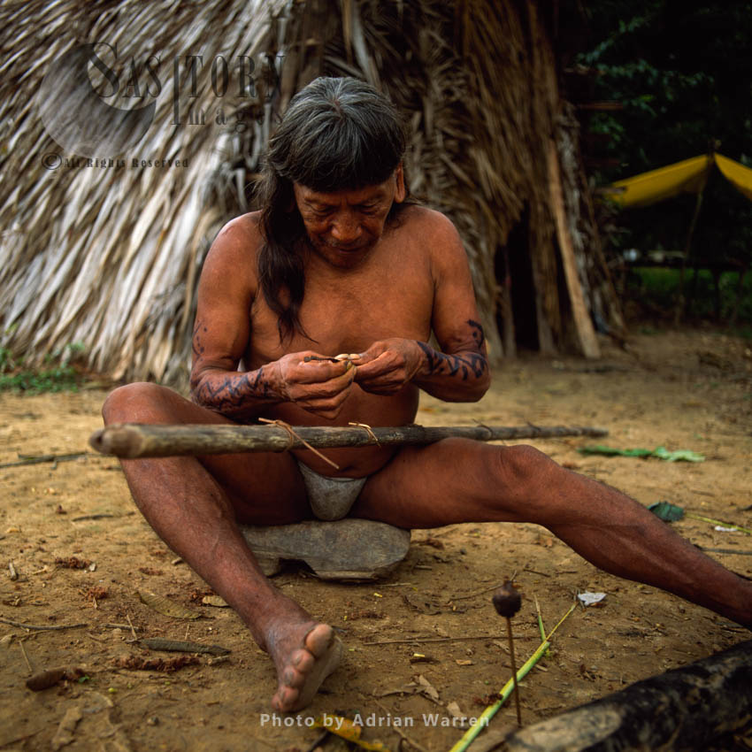 Waorani Indians : Caempaede making Blowgun, Rio Cononaco, Ecuador, 2002