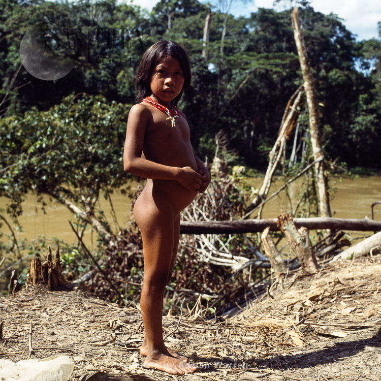 Waorani Indian girl : Rio Cononaco, Ecuador, 1983