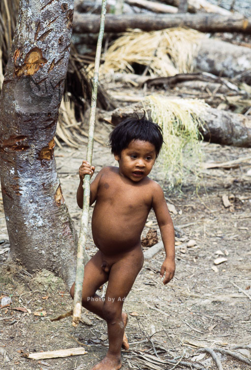 Waorani Indians : learning how to use Spears, Rio Cononaco, Ecuador, 1983