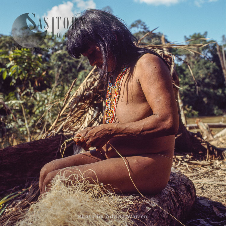 Waorani Indians: making Chambira palm fiber into twine, Rio Cononaco, Ecuador, 1983