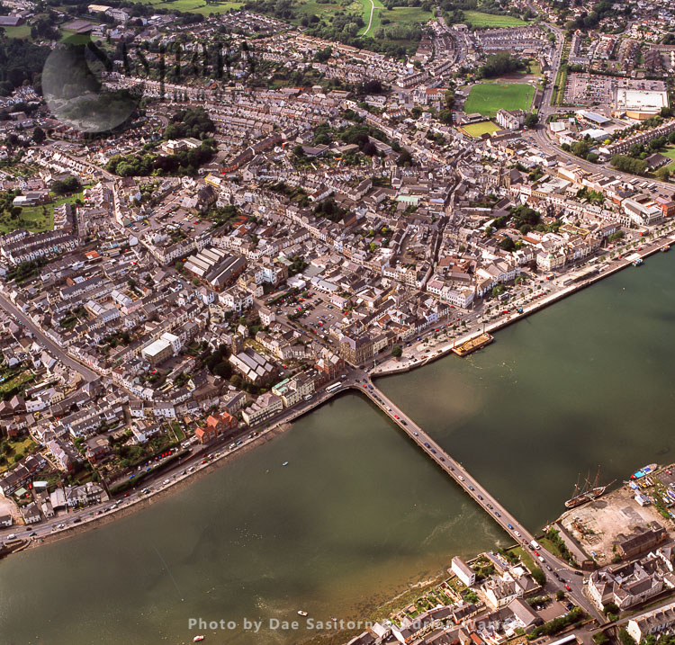 Bideford Long Bridge, spans the River Torridge near its estuary and connect the old parts of the town together.