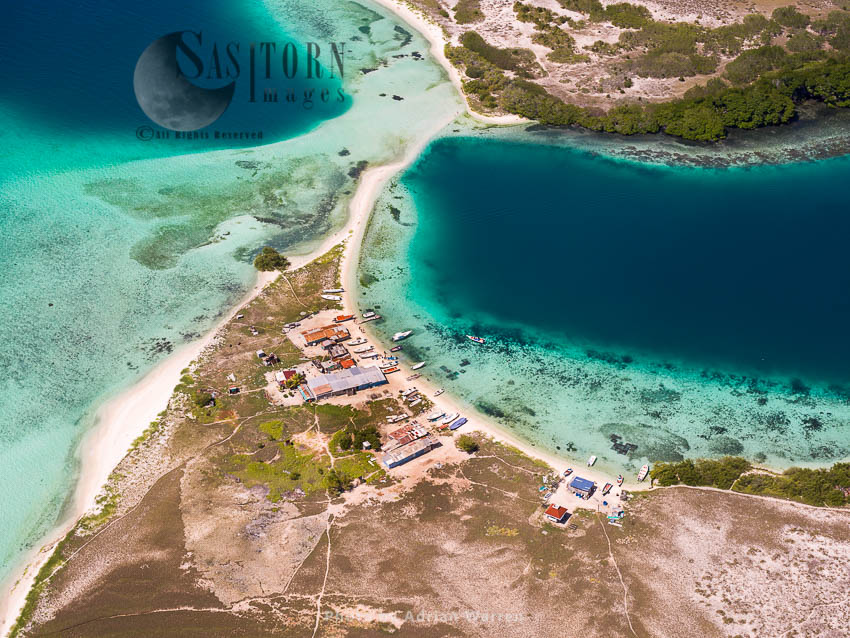 Cayo Pirata connecting to Madrisqui, an Island in Los Roques archipelago, Caribbean Sea, Venezuela