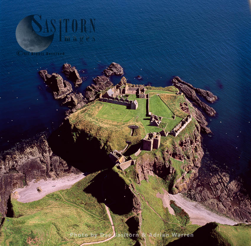 Dunnottar Castle, medieval fortress, on a precipitous rocky headland, near Stonehaven, Lowlands, Scotland