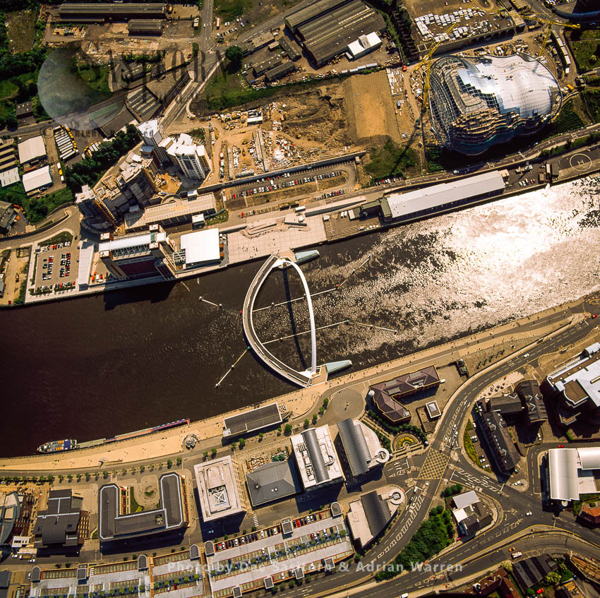 Gateshead Millennium Bridge, Newcastle-upon-Tyne, on the River Tyne,  North East England