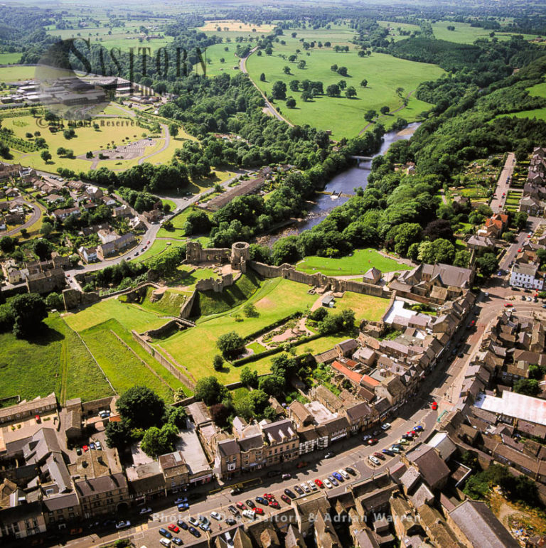 Barnard Castle, a castle and a market town, on the north bank of River Tees, Teesdale, Durham\