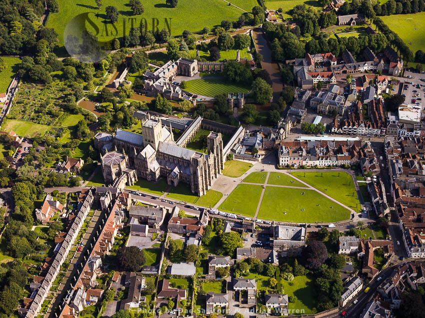 Wells Cathedral and Bishop's Palace, Wells, Somerset, England, UK