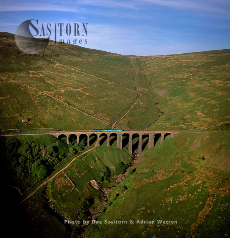 Arten Gill Railway viaduct with a train, Yorkshire Dales, Yorkshire, England